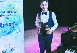 Piyanoda birincilik ve Grand Prix ödülünü kazandı