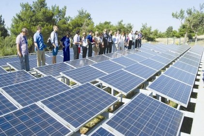 22 kişilik ‘Plus Energy House’ yetkilileri güneş panellerini gezdi