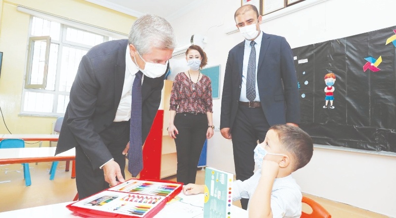 345 bin okul öncesi eğitim kitabı ve boyama seti hediye etti