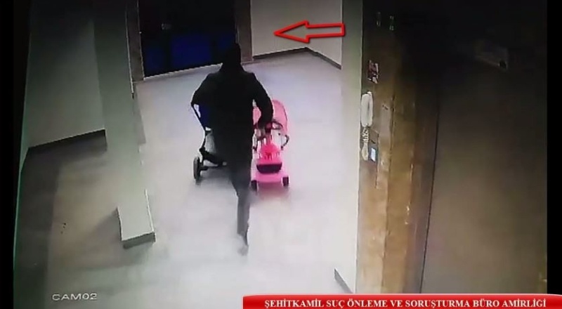 Bebek arabası hırsızlığı güvenlik kamerasına yansıdı