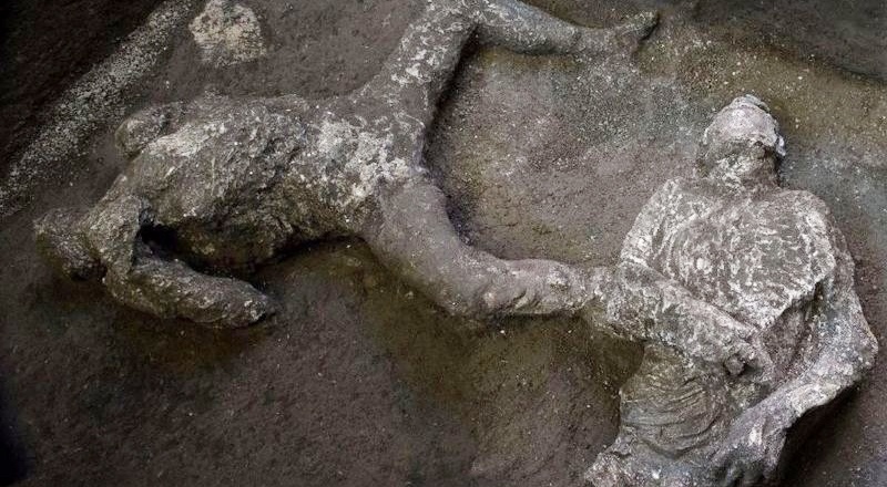 Bilim insanları milattan sonra 79 yılına ait küllerle kaplı iyi korunmuş bedenler buldu