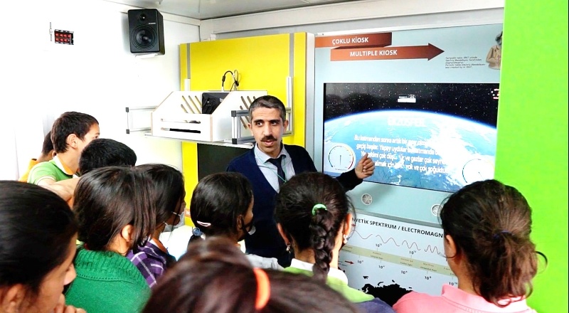 ‘Bilim Tırı’ ile imkanlar kırsal mahallelerdeki okullara taşınıyor