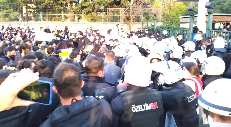 Boğaziçi'nde öğrencilere polis biber gazıyla saldırdı