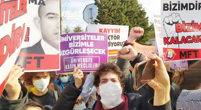Boğaziçi'nde rektörü protesto eden 17 öğrenci gözaltında