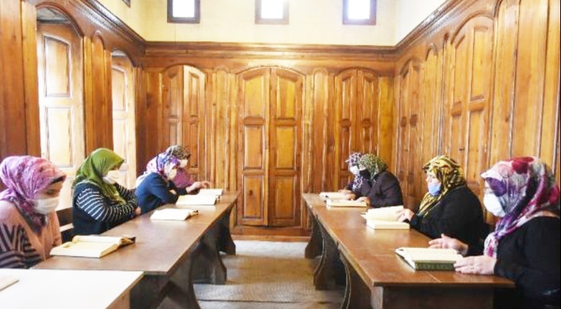 Bostancı Mektebi Kültür Merkezi’nde Kur’an öğreniyorlar