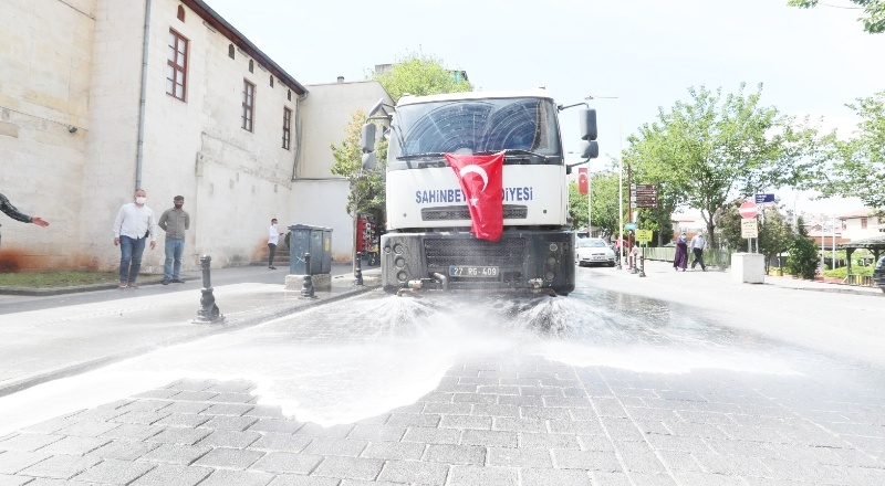 Cadde ve sokaklarda 24 saat temizlik hizmeti sürüyor
