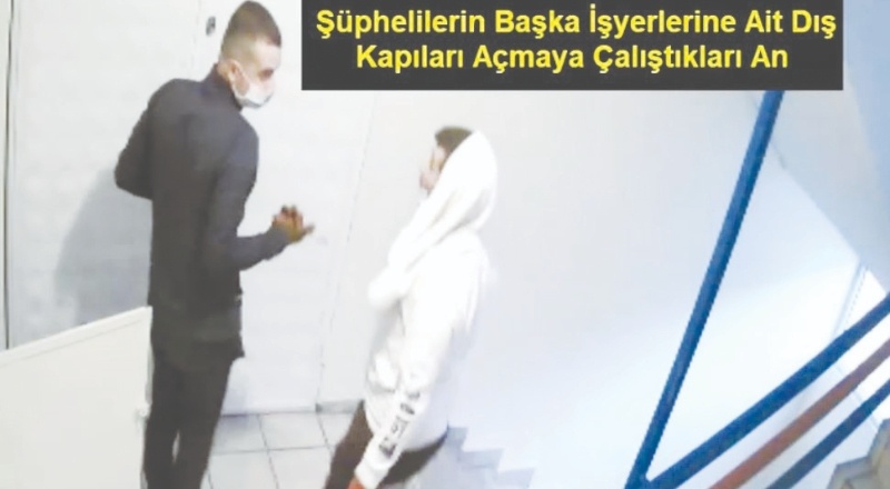Cerrahi maskeli hırsızlar güvenlik kamerasında