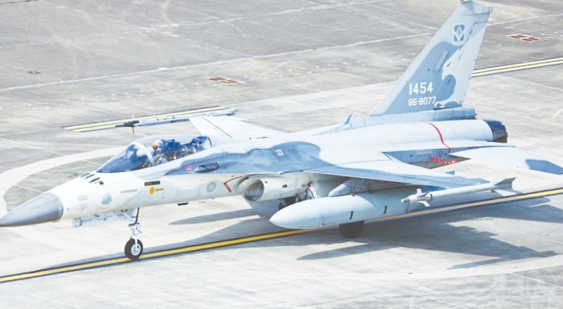 Çin, 25 savaş uçağıyla Tayvan'ın hava sahasını ihlal etti