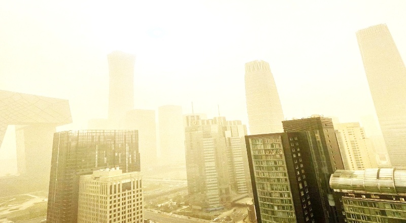Çin'de kum fırtınası gökyüzünü sarıya, güneşi maviye çevirdi