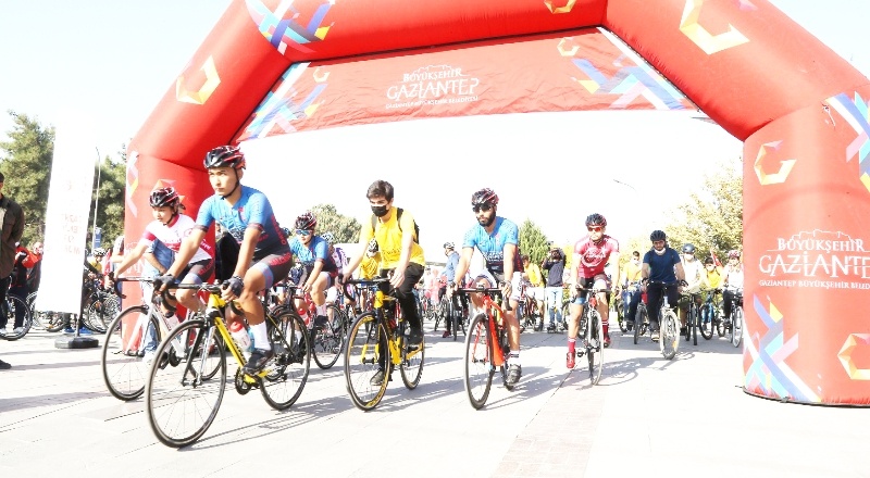 “Cumhuriyet Bisiklet Turu”nda 150 kişi pedal çevirdi