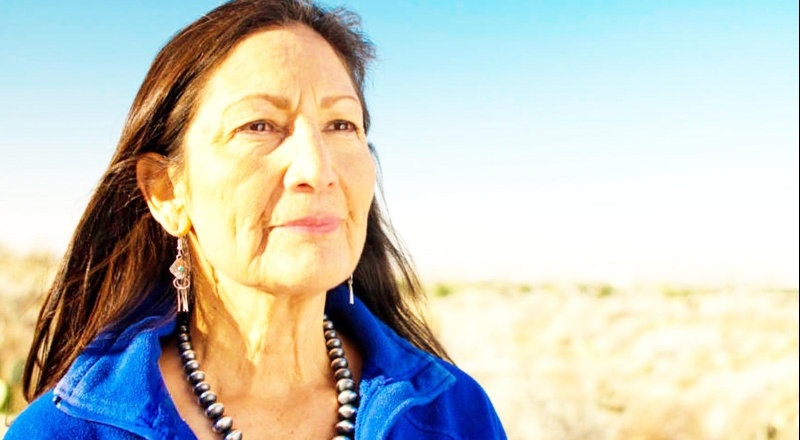 Deb Haaland, ABD'nin ilk Amerikan yerlisi bakanı olacak