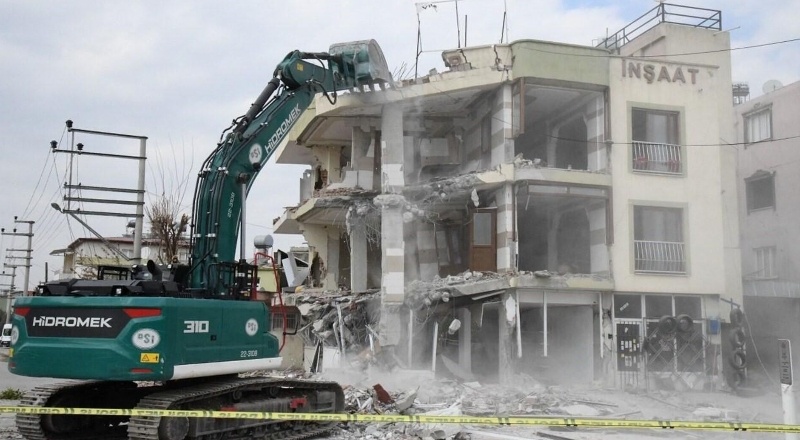 Deprem bölgesinde inşası süren 16 bin binanın yüzde 98'i için yıkım kararı