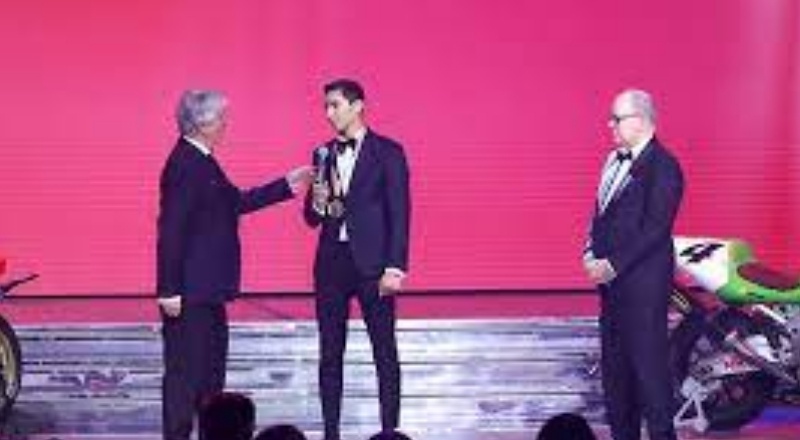 Dünya Superbike şampiyonu Toprak Razgatlıoğlu ödülünü aldı
