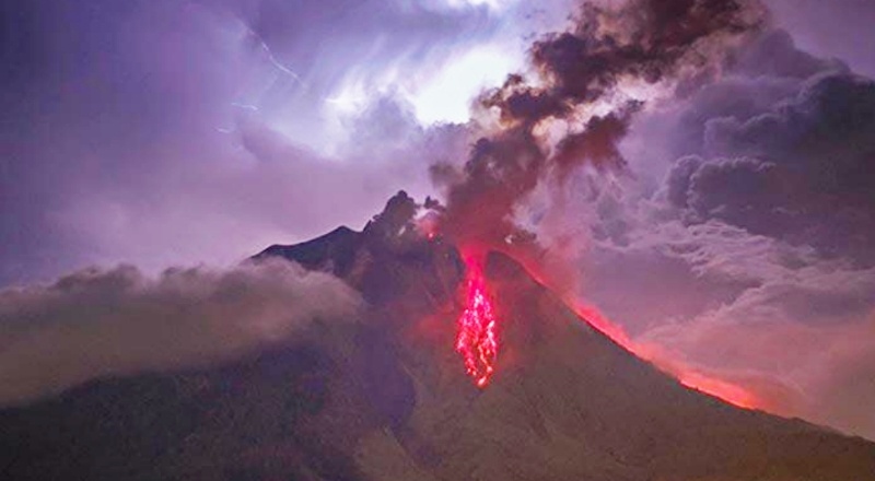 Endonezya'da yanardağ patlaması sonucu turuncu alarm verildi
