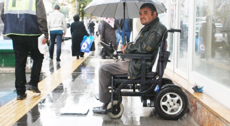 Engelli vatandaşlarımızı, topluma kazandırmak lazım
