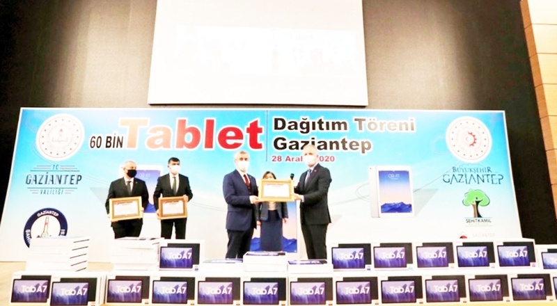 Erdoğan, tablet dağıtımında Şahinbey Belediyesini örnek gösterdi