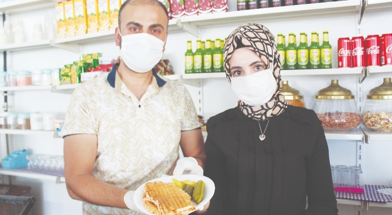 Esnaf çiftten ihtiyaç sahipleri için ‘askıda tost’ kampanyası