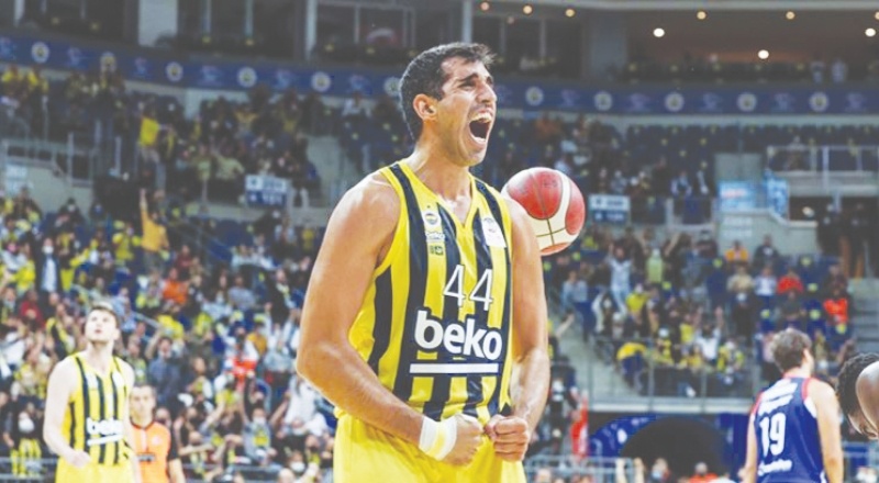 Fenerbahçe Beko, Anadolu Efes'i farklı geçti