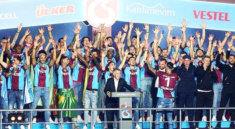 FIFA'dan yine Trabzonspor paylaşımı: Şampiyonluk böyle kutlanır