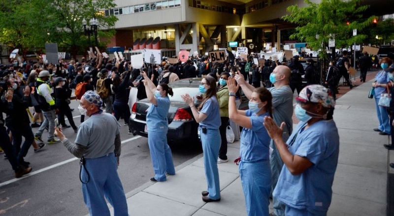 Floyd protestolarına sağlık çalışanları da destek verdi