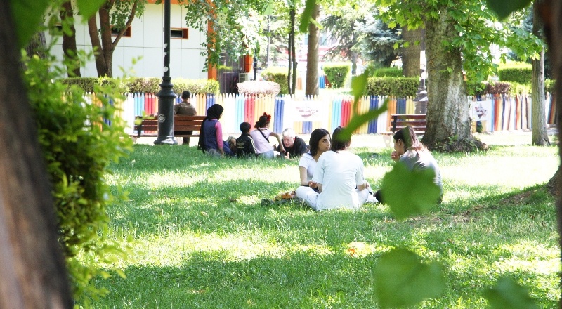 Gaziantepliler park, çarşı ve alış-veriş merkezlerine akın etti