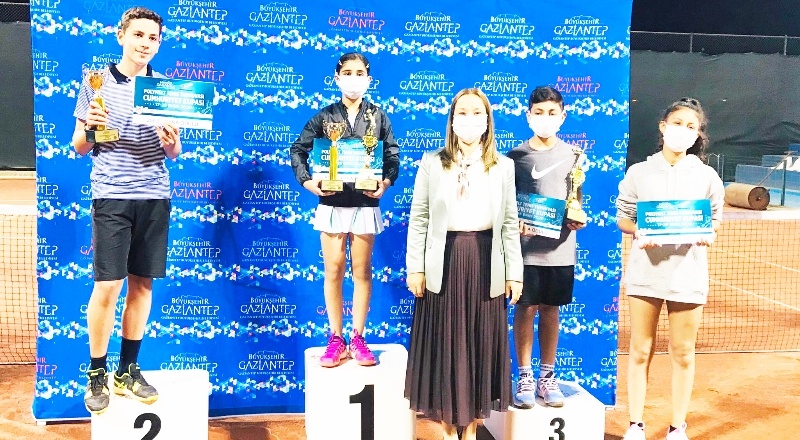 GKV’li Ayda Akçayöz, teniste çifte şampiyonluk kazandı