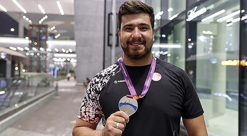 Gülle atmada milli atlet Alperen Karahan, Türkiye rekoru kırdı