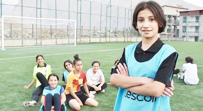 Hakkarigücü kadın futbol takımı kız çocuklarına örnek oldu