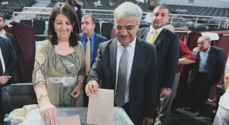 HDP kongresinde Buldan ve Sancar yeniden eş başkan seçildi