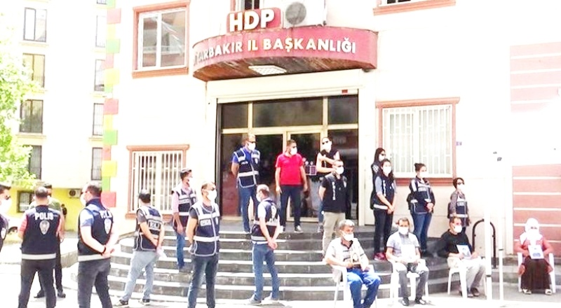 HDP önünde oturması istenen aileye 10 bin TL teklif edildi