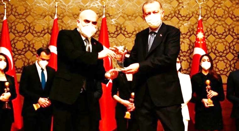 Hükümete yakın medyanın hedefindeki isim Erdoğan’ın elinden ödül aldı