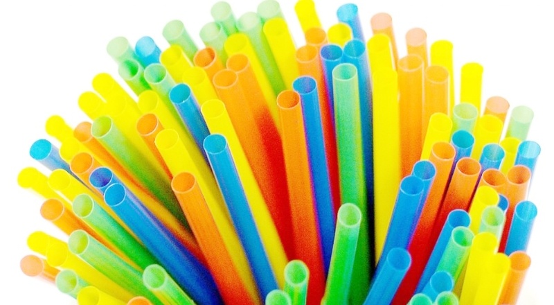 İngiltere'de bugünden itibaren plastik pipet ve kulak temizleme çubuklarının satışı yasak