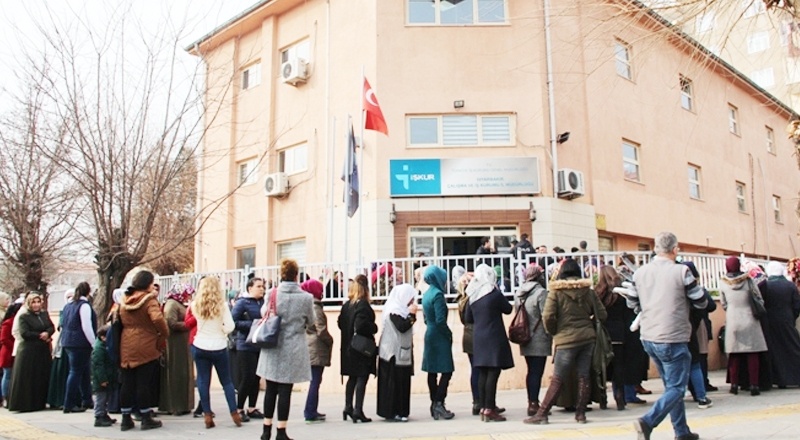 İŞKUR'da kayıtlı işsiz sayısı yüzde 17 azaldı, açık ilanlar 102 bine geriledi