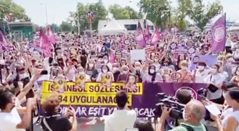 İstanbul Sözleşmesi için yüzlerce kadın, Kadıköy'e akın etti