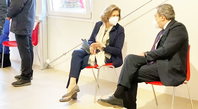 İtalya Başbakanı ve eşi aşı sırası bekledi