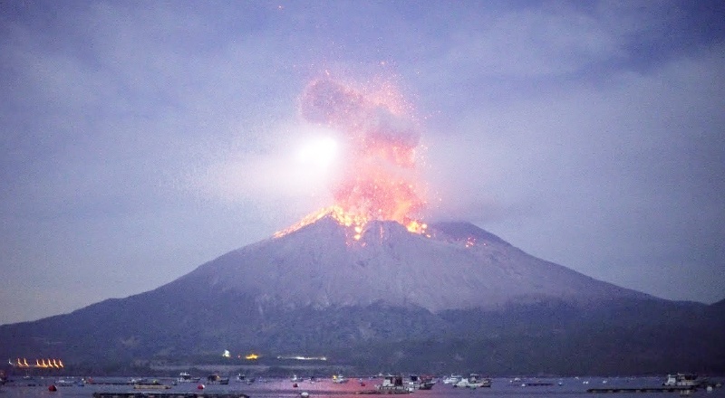 Japonya'nın en aktif yanardağında patlama oldu