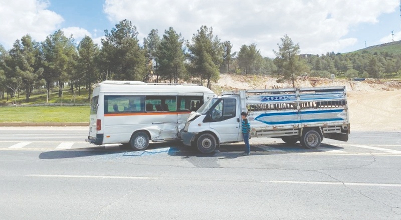 Kamyonet ile minibüs çarpıştı, 2 kişi yaralandı