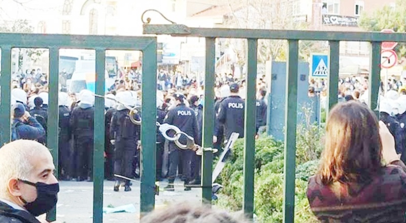 Kayyım rektörü protesto eden Boğaziçi Üniversitesi öğrencilerine operasyon: Çok sayıda gözaltı var