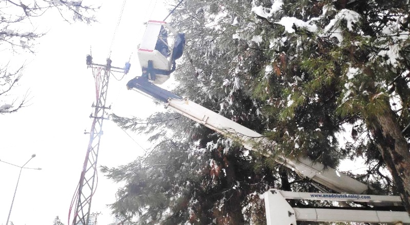 Kar nedeniyle bazı bölgelerde elektrik kesintisi 24 saat sürdü