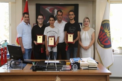 Kolej Vakfı YKS şampiyonu öğrencilerini ödüllendirdi