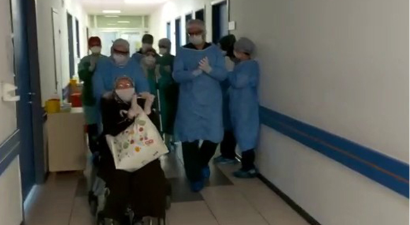 Korona virüsü yenen 67 yaşındaki kadın alkışlarla taburcu oldu