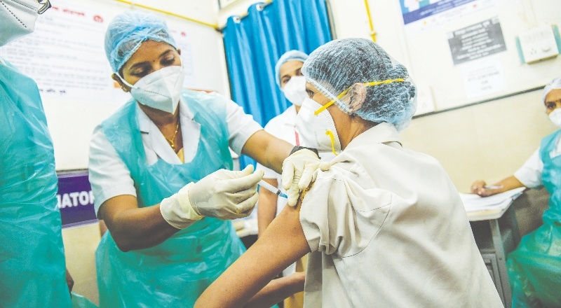 Koronavirüs vakalarının 20 milyona yaklaştığı Hindistan'da aşılama programı tüm yetişkinlere açıldı