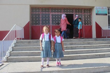 Küçük öğrenciler için okullar dün açıldı 