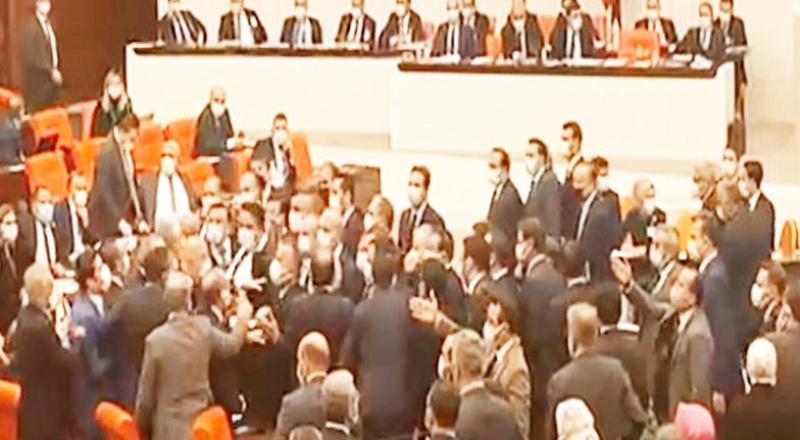 Meclis Genel Kurulu’nda AKP ve CHP milletvekilleri arasında arbede yaşandı