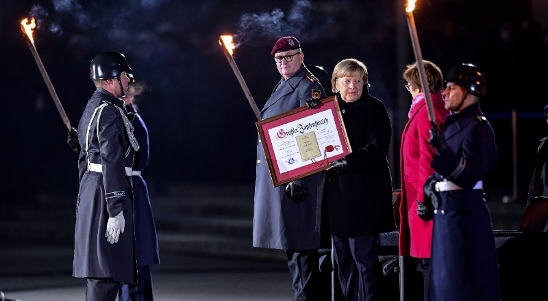Merkel, askeri törenle göreve veda etti