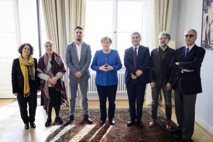 Merkel, hak savunucularıyla görüştü