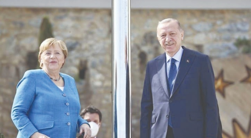 Merkel’le kameralar karşısına geçen Erdoğan’dan ‘direk’ şakası: Aramıza başka bir şey girmesin