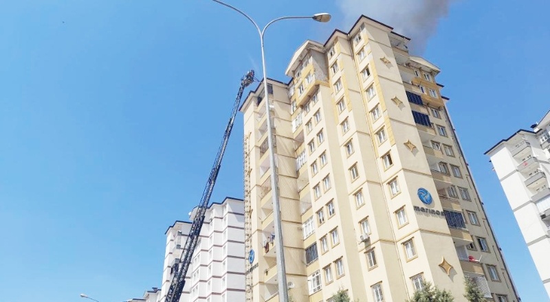 Merveşehir’de 11 katlı bir binanın çatısı tutuştu