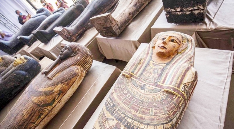 Mısır'daki Sakkara Antik Mezarlığı'nda 80'den fazla açılmamış lahit bulundu