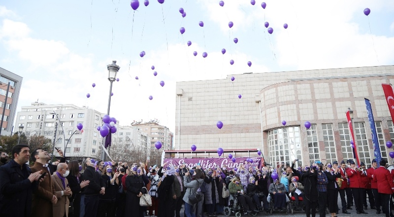 “Mor Umuttur” sloganıyla onlarca mor balon gökyüzüne bırakıldı